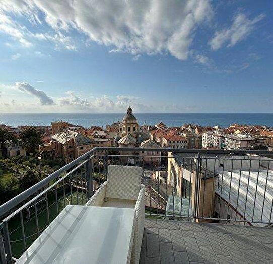 Appartamento trilocale in affitto in Via Generale Enrico Caviglia, Centro, Finale Ligure