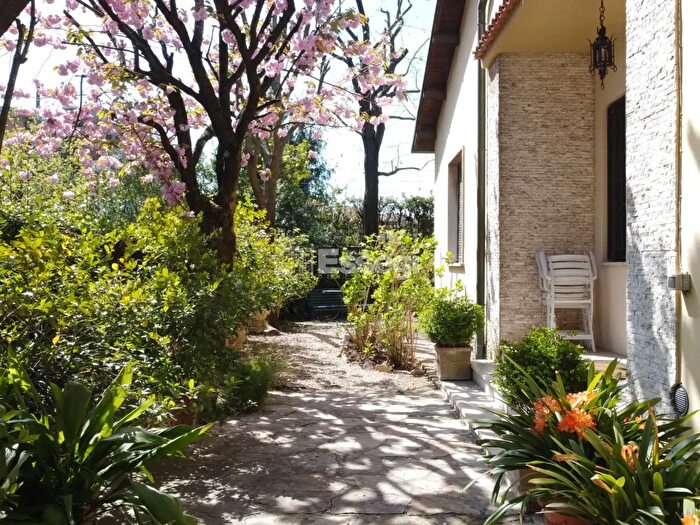 Casa con 9 locali in vendita in Lucca
