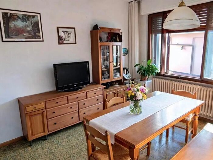 Appartamento con 6 locali in vendita in Lastra A Signa