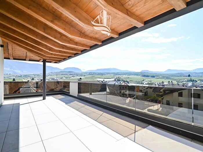 Appartamento quadrilocale in vendita in Via Caldaro, Appiano Sulla Strada Del Vino