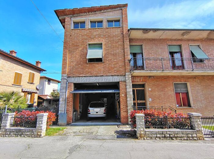 Casa con 8 locali in vendita in Via Giuseppe Mazzini, Torrita Di Siena