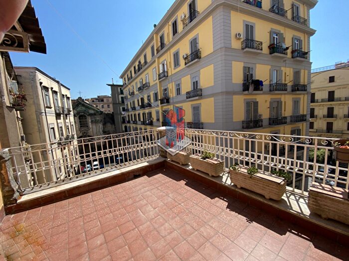 Appartamento trilocale in affitto in Corso Umberto Università, Napoli
