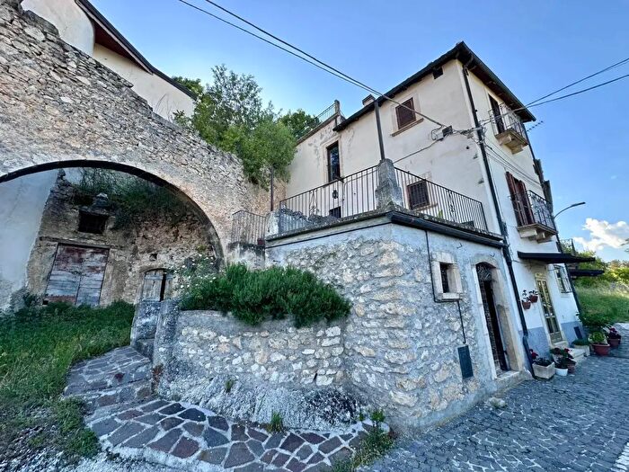 Casa con 5 locali in vendita in Via Porta Villotta, Navelli