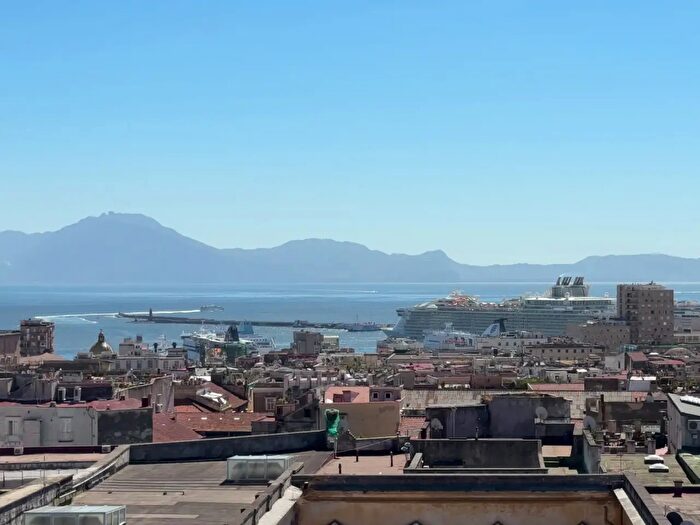 Appartamento con 6 locali in vendita in Piazza Vincenzo Bellini, Napoli