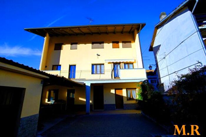 Casa con 6 locali in vendita in Via Castellazzo, Caravino