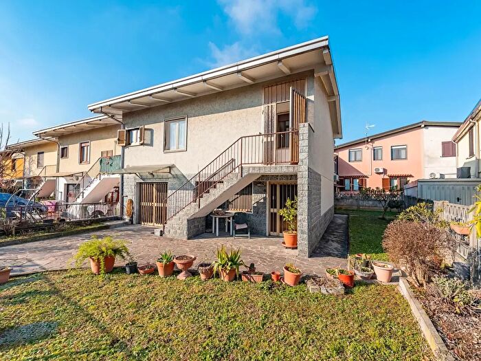 Casa quadrilocale in vendita in Lainate