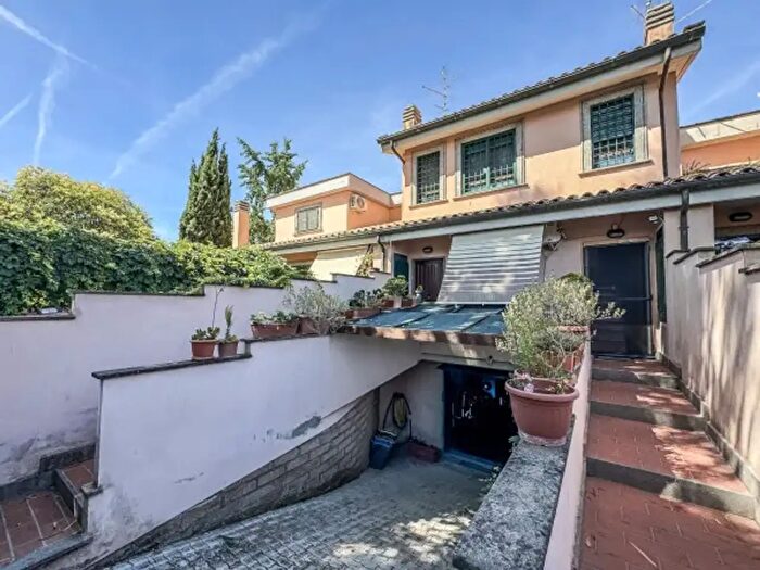 Casa bilocale in vendita in Via Egna, Roma
