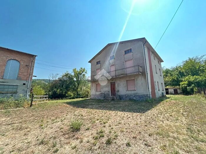 Casa con 7 locali in vendita in Via Ginepro, Vernasca