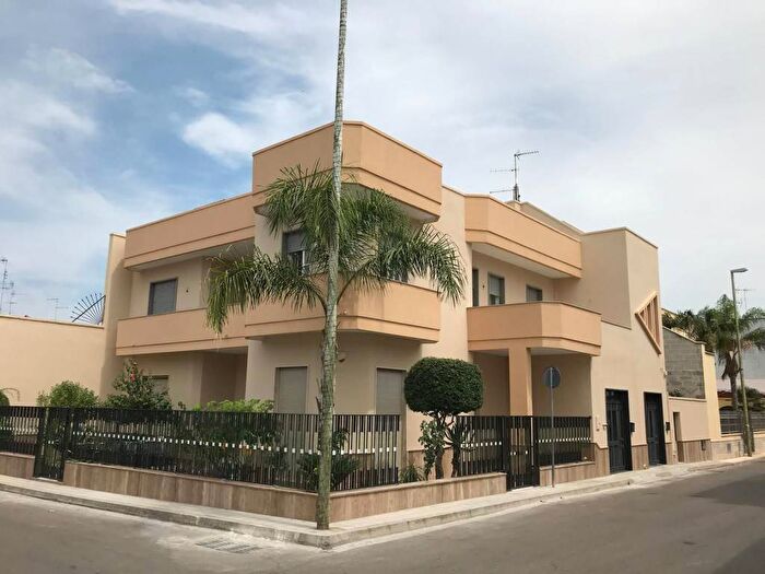 Appartamento con 6 locali in affitto in Via Fratelli Bandiera, Centro, Veglie