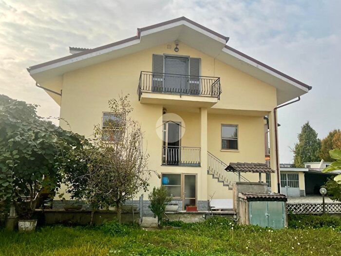 Casa con 8 locali in vendita in Via Pratonuovo, Leini