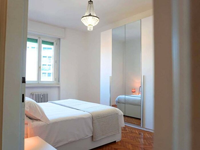 Appartamento trilocale in affitto in Viale Cassala, Navigli Darsena, Milano