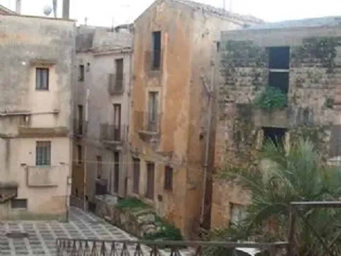 Casa con 10 locali in vendita in Salemi