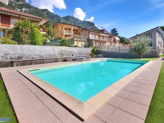 Appartamento trilocale in vendita in Via degli Ulivi, Lierna