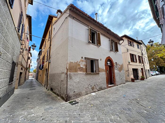 Casa con 7 locali in vendita in I Vicolo del Piano, Fabriano