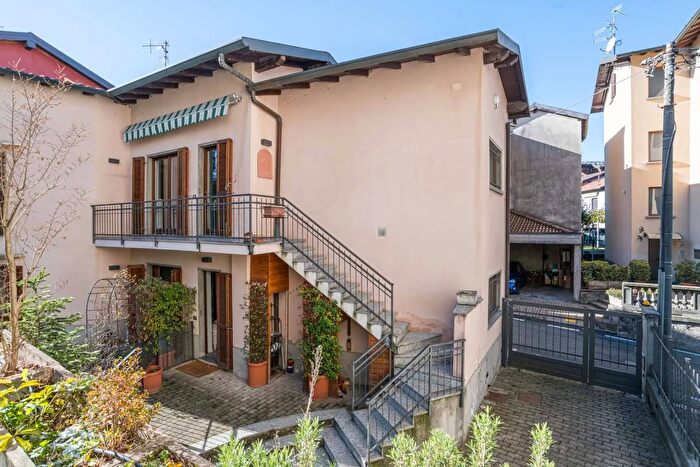 Casa con 6 locali in vendita in Via di Lora, Como