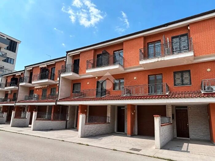 Casa con 5 locali in vendita in Via Vincenzo Ferraro, Foggia