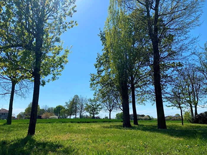 Casa con 13 locali in vendita in Via Maestra Monca Cento, Cento