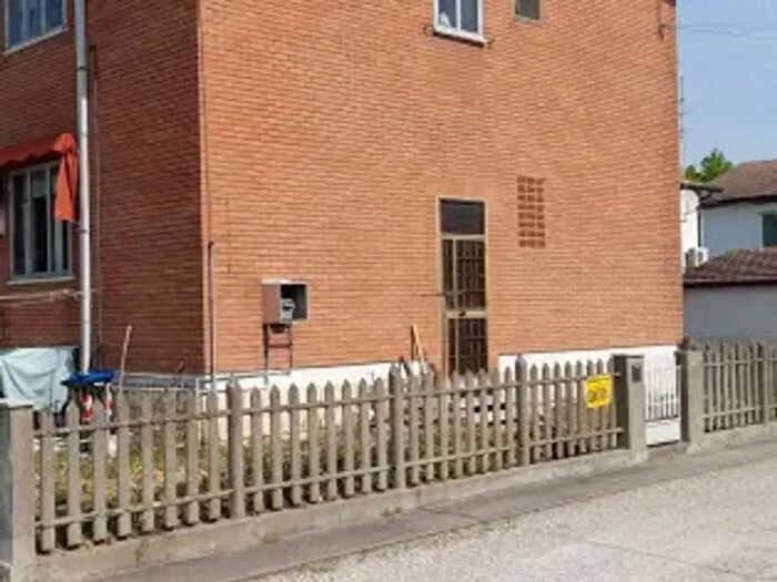 Appartamento quadrilocale in vendita in Via Giugno, Copparo