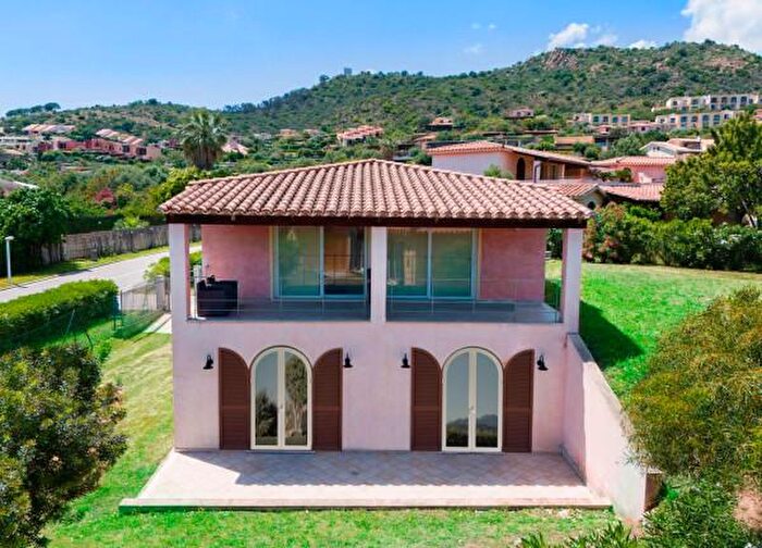 Casa con 6 locali in vendita in Località Is Molas, Pula