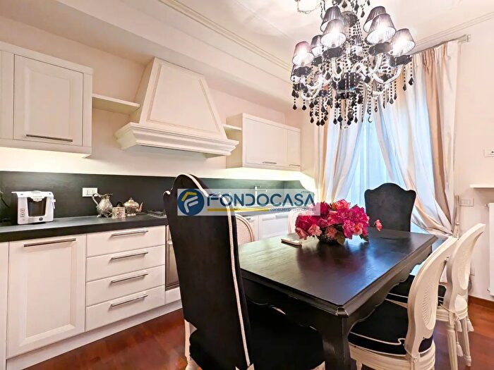 Appartamento quadrilocale in vendita in Viale Roma, Massa