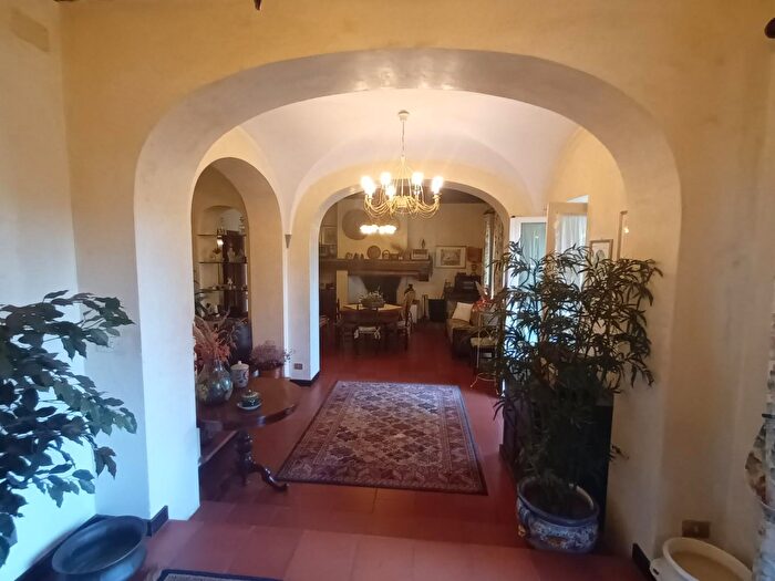 Casa con 12 locali in vendita in Lucca