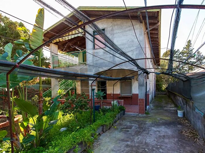 Casa con 8 locali in vendita in Catania