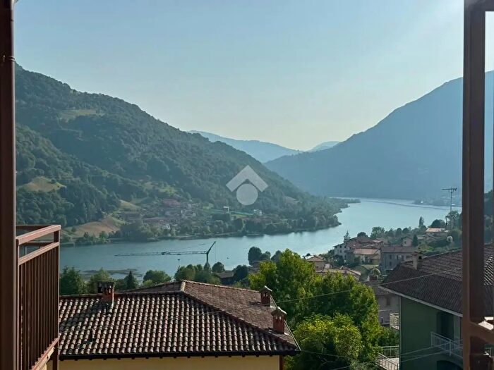 Appartamento trilocale in vendita in Via Madonna, Endine Gaiano