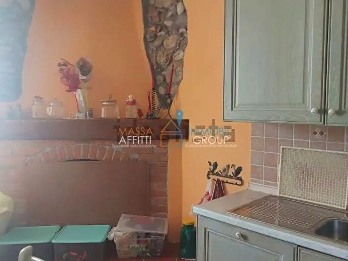 Casa con 6 locali in vendita in Via Tavola, Massa