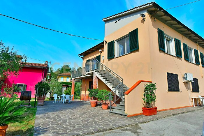 Appartamento con 6 locali in vendita in Via Stradone di Camigliano, Capannori