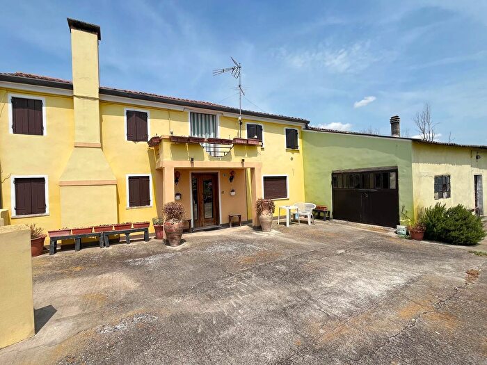 Casa con 7 locali in vendita in Carceri, Carceri