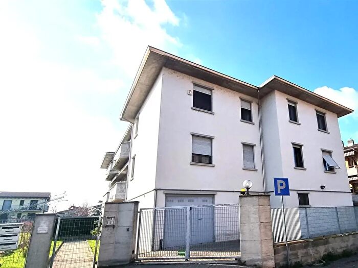 Appartamento trilocale in vendita in Strada Val Parma, Parma