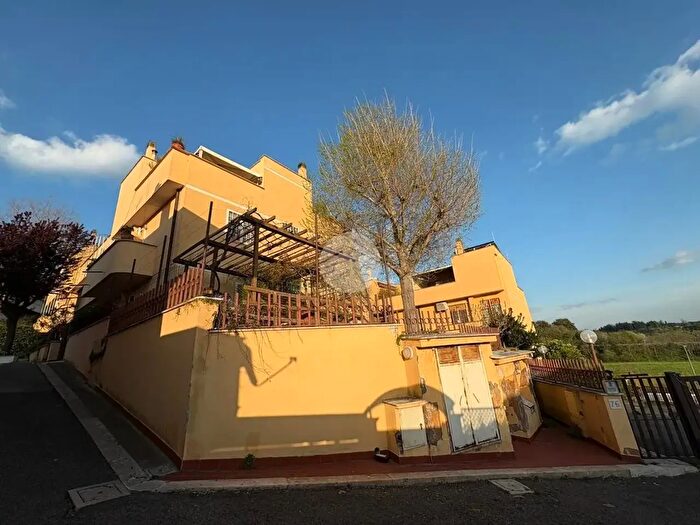 Casa con 5 locali in vendita in Via Italo Orto, Roma