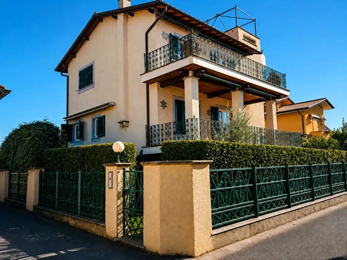 Casa con 9 locali in vendita in Forte Dei Marmi