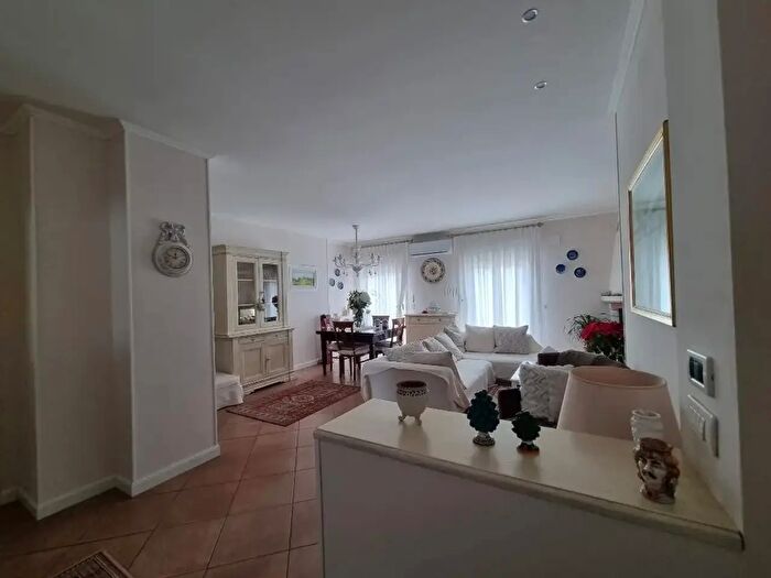 Appartamento quadrilocale in vendita in Via Nave, Palermo