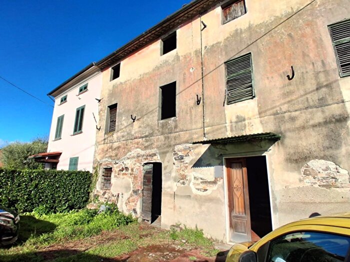 Casa con 8 locali in vendita in Capannori