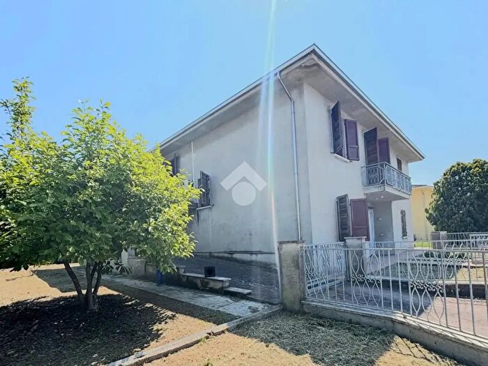 Casa quadrilocale in vendita in Via R Morandi, Pegognaga