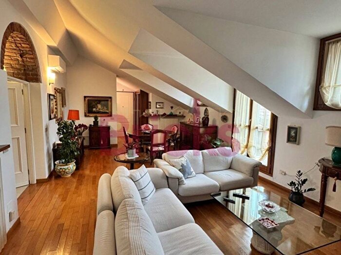 Appartamento quadrilocale in affitto in Piazza Giovine, Vincenzo Monti, Milano