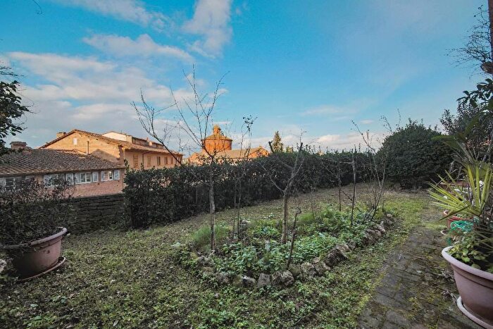 Appartamento con 10 locali in vendita in Siena