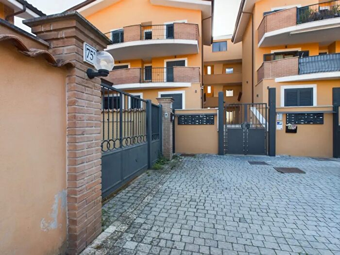 Appartamento monolocale in vendita in Via Barzanò, Roma