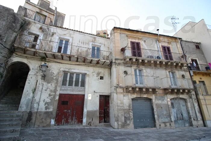 Casa con 6 locali in vendita in Ragusa