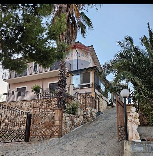 Casa con 7 locali in vendita in Contrada Grotta Nera Snc, Gagliano Castelferrato