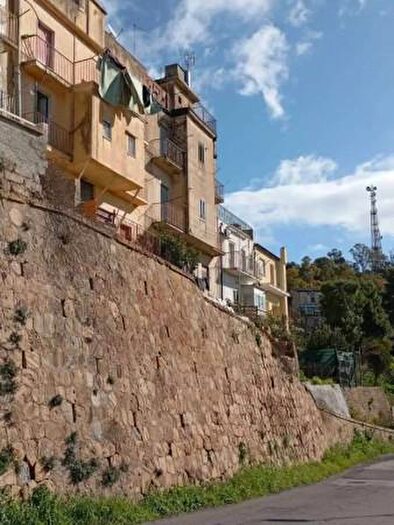 Appartamento quadrilocale in vendita in Via Stazione Isolamento, Caltagirone