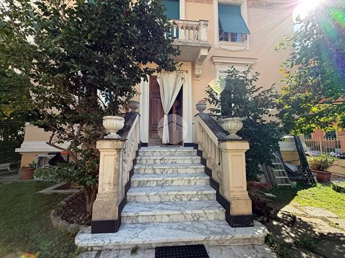 Casa con 6 locali in vendita in Via Bettino Ricasoli, Genova