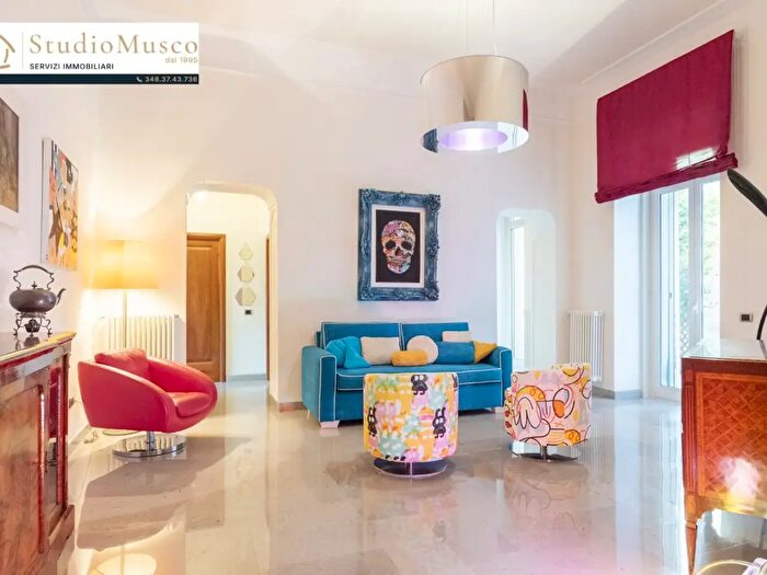 Appartamento con 6 locali in vendita in Via Domenico Cimarosa, Napoli