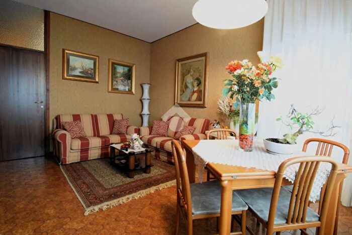 Appartamento quadrilocale in vendita in Via Lambro, Rozzano