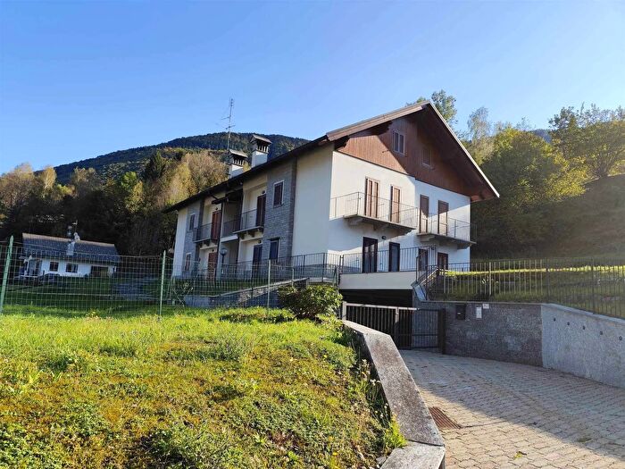 Appartamento quadrilocale in vendita in Via Roma Malesco, Malesco