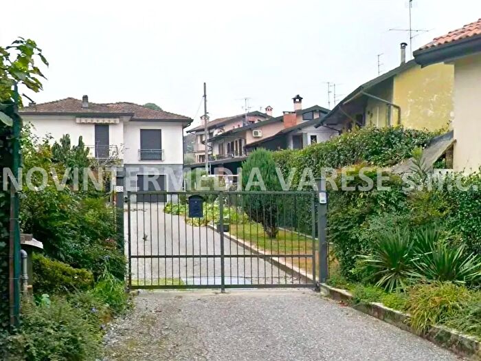 Casa con 10 locali in vendita in Via Vittorio Veneto, Brebbia
