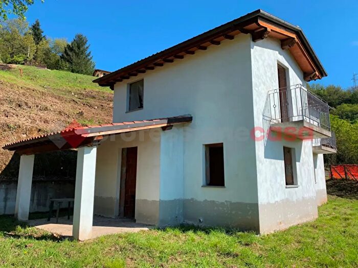 Casa quadrilocale in vendita in Loc Granaiola Snc, Bagni Di Lucca