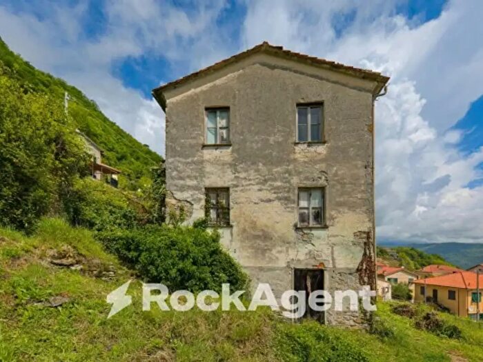 Casa con 6 locali in vendita in Via Oneto, San Colombano Certenoli