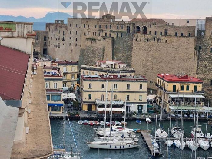 Appartamento quadrilocale in affitto in via santa lucia, Zona Industriale Marina, Napoli